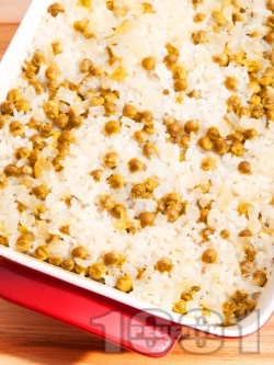 Печен грах с ориз в тава на фурна (гарнитура) - снимка на рецептата